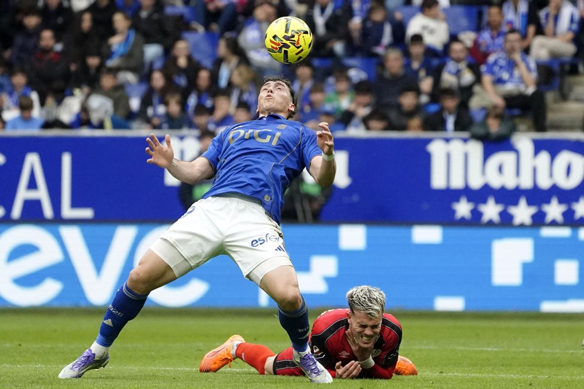 OVIEDO, 23/11/2025.- El jugador del Real Oviedo Federico Viñas controla la pelota durante el partido de LaLiga entre el Oviedo y el Rayo Vallecano este domingo en el estadio Carlos Tartiere de la capital asturiana. EFE/Paco Paredes
