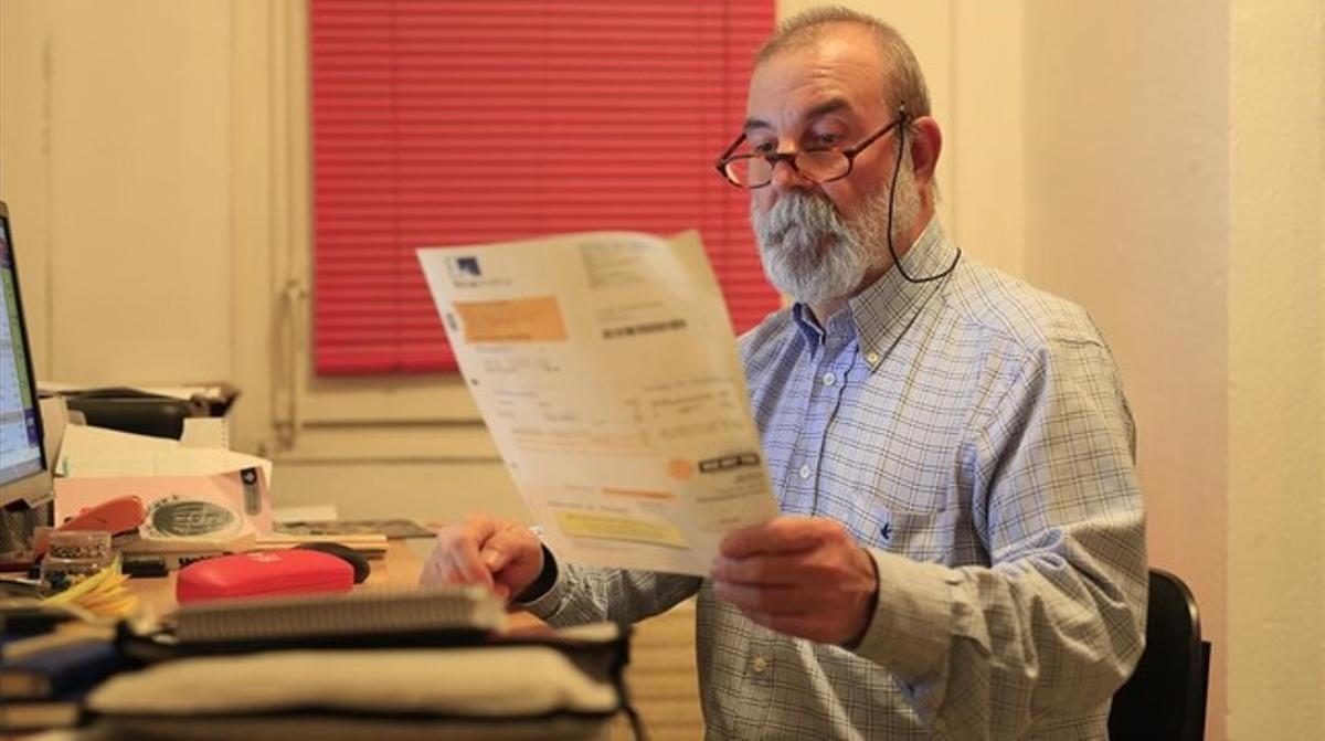Enrique Sánchez, un jubilat que cobra la pensió mínima, en el seu domicili de Barcelona. 