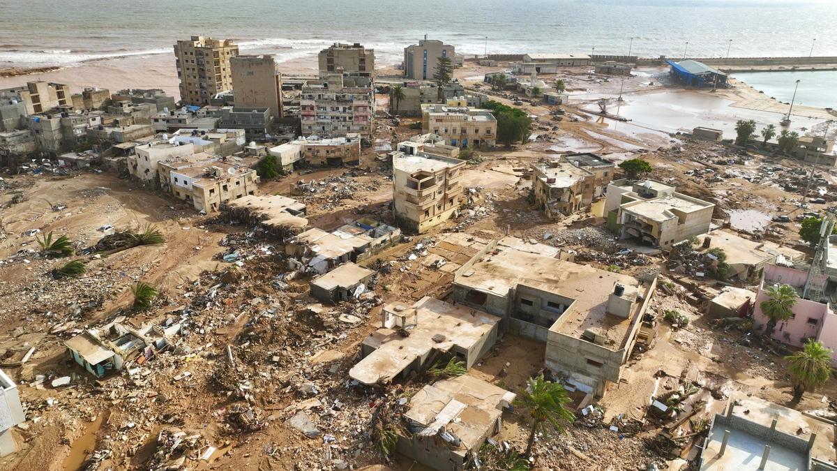 Una vista aérea de la ciudad de Derna, en Libia. La tormenta Daniel ha dejado una devastación sin precedentes en la ciudad de Derna, en el este de Libia, con más de 2.400 personas fallecidas y al menos 7.000 desaparecidas solo en Derna, aunque la cifra en todo el país puede alcanzar los 10.000 desaparecidos.