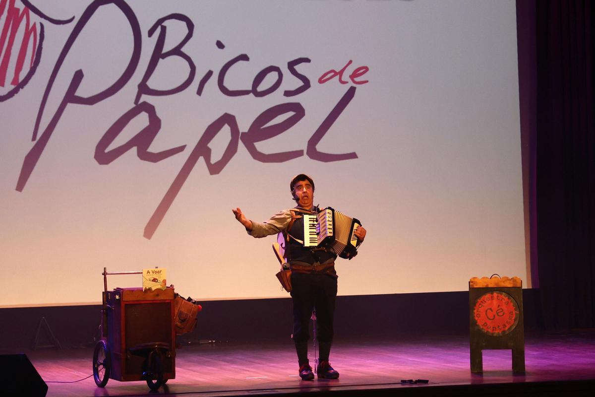 Actuación en la Gala solidaria de Bicos de Papel de 2025.