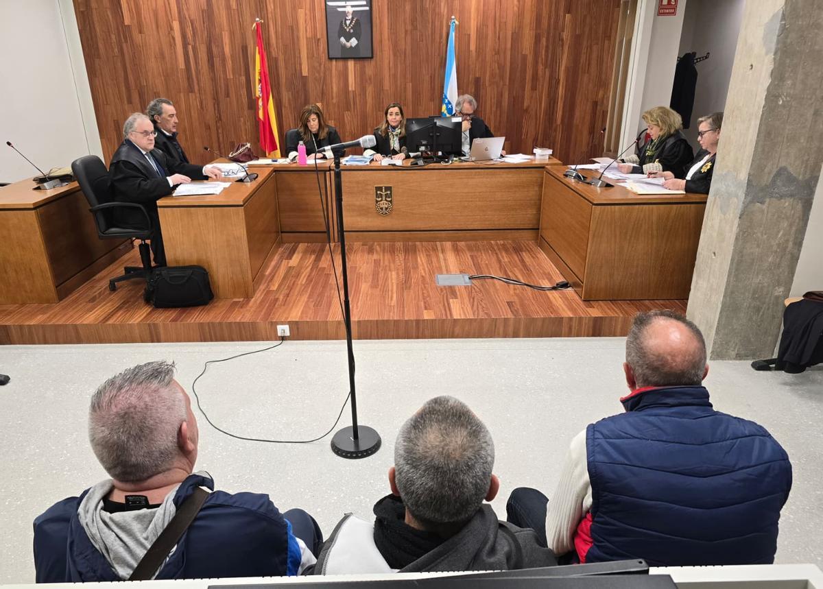 Los tres condenados, esta mañana en el banquillo en la Ciudad de la Justicia.