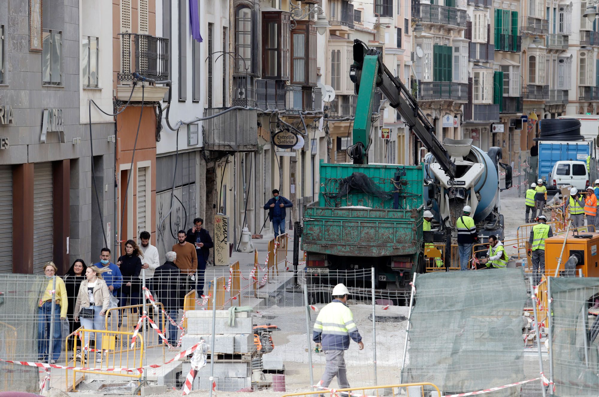 Aceleran los trabajos en la calle Carretería para llegar a Semana Santa