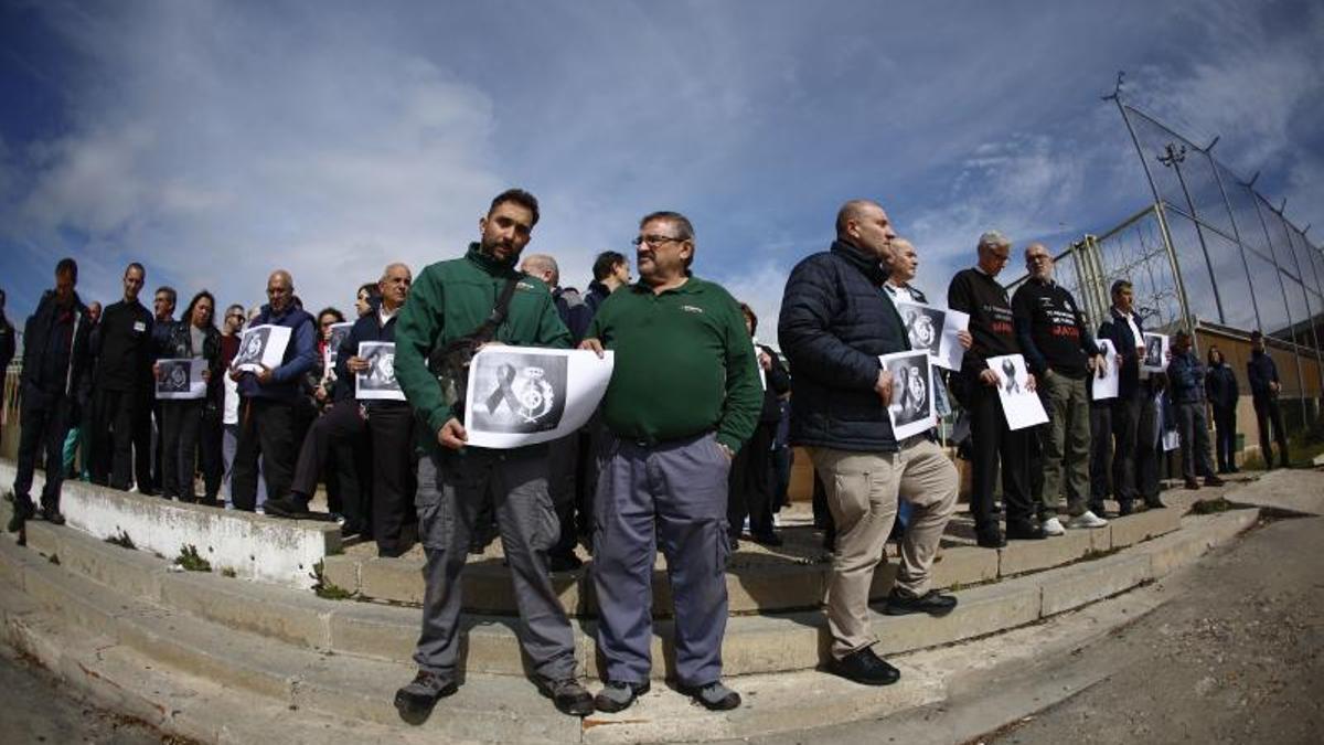 Concentración de funciuonarios de prisiones en la puerta de la cárcel de Soto del Real (Madrid) en protesta por el asesinato de una funcionaria catalana en el centro de Mas d'Enric (Tarragona).