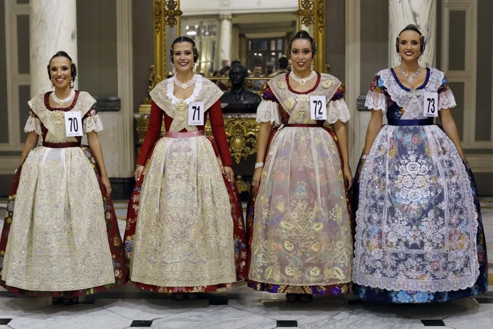 Las aspirantes a fallera mayor conocen el Salón de Cristal