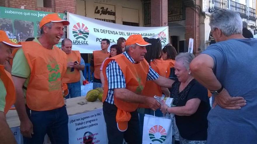 UPA-UCE reparte 4.000 kilos de fruta y 1.000 botellas de vino y aceite en Mérida