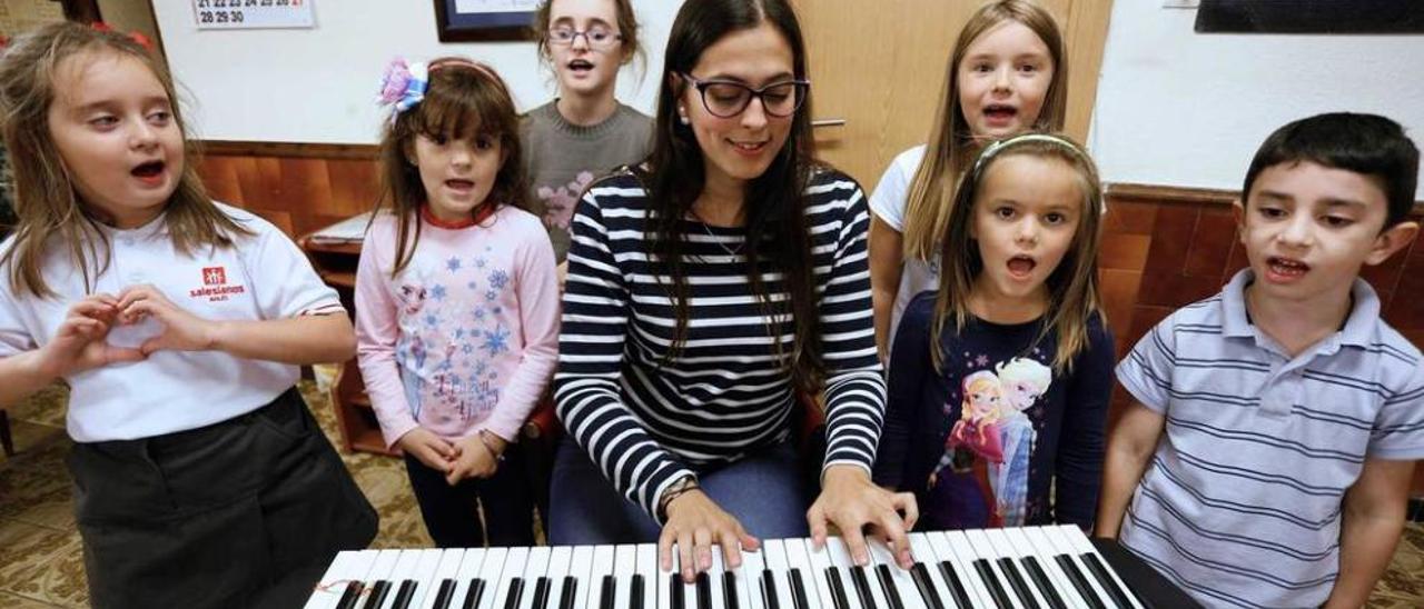 Nerea Busto Rodríguez, rodeada de los primeros niños que se han sumado al recién nacido grupo infantil de la Coral Avilesina.