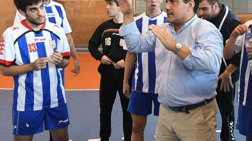 Pablo Aguirregabiria dirige a sus jugadores en un amistoso de pretemporada.