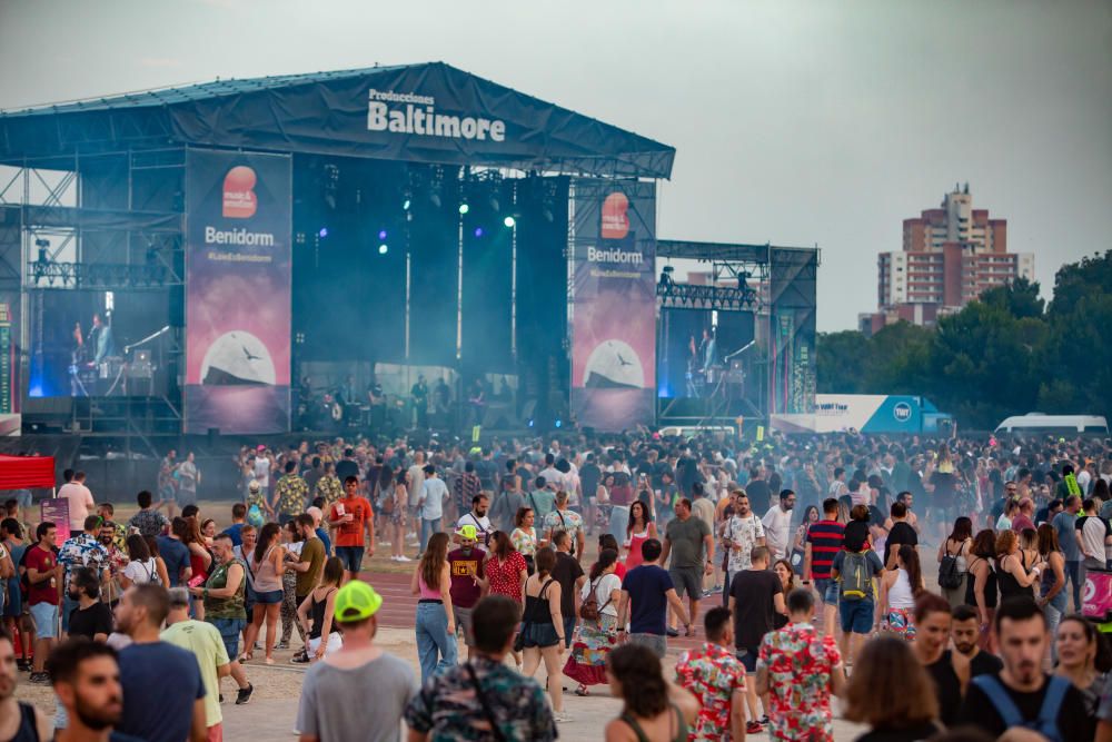 El plato fuerte de la primera jornada del festival fue la actuación de los británicos Foals al filo de la medianoche.