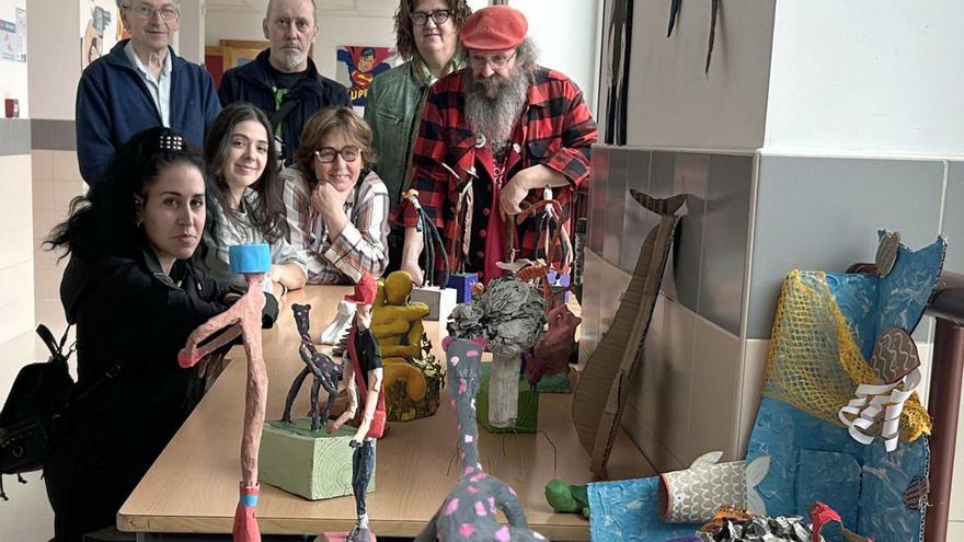 Jurado del Premio de Escultura
Wily en el IES Laxeiro con
algunas piezas seleccionadas.