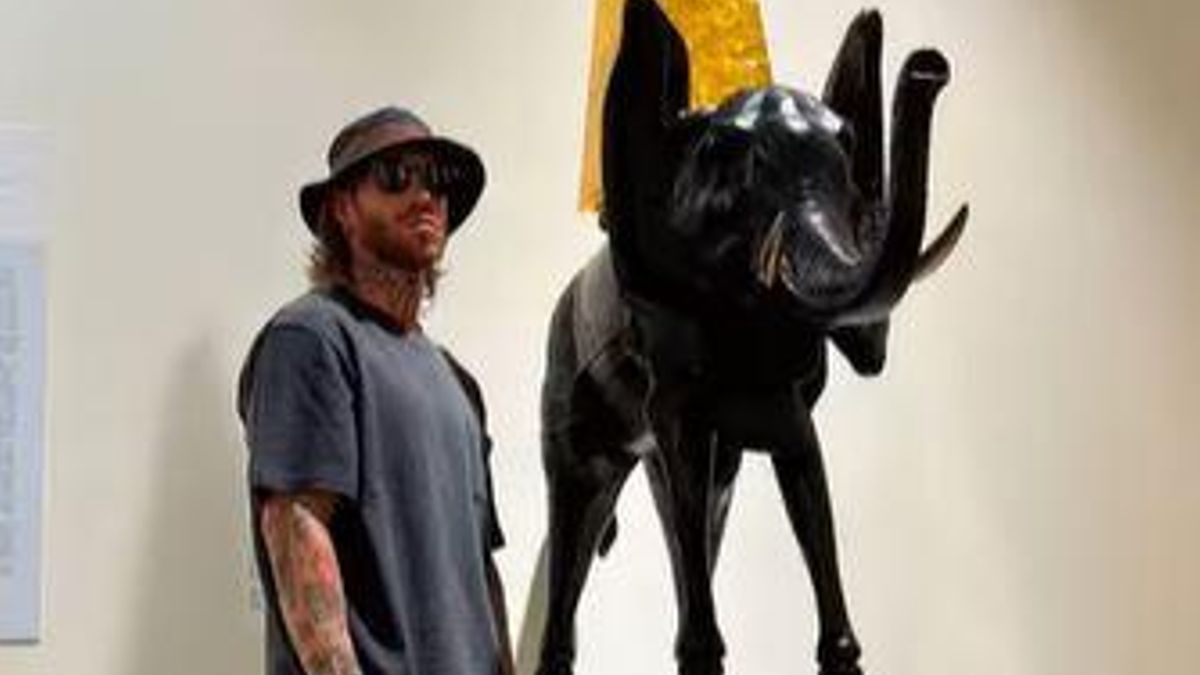 Imagen de Sergio Ramos junto a una escultura en el museo de Dalí.