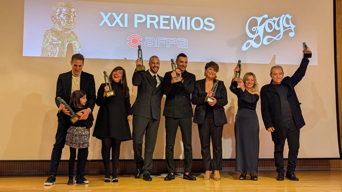 Foto de familia de los siete ganadores, este sábado en el Patio de la Infanta de Ibercaja