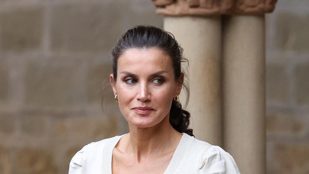 La reina Letizia con top blanco de Massimo Dutti