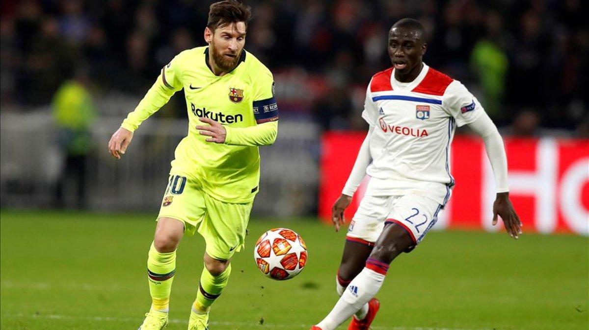 Messi conduce el balón ante la mirada de Mendy