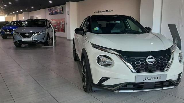 Modelos de Nissan en el interior del concesionario Cyasa. | Cedida a Lne