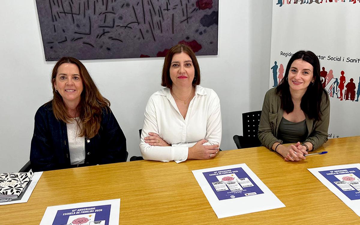 La regidora de Benestar Social, Anna Lanuza (en el centre), al costat de les psicòlogues Marta Ivorra i Paloma Andrés