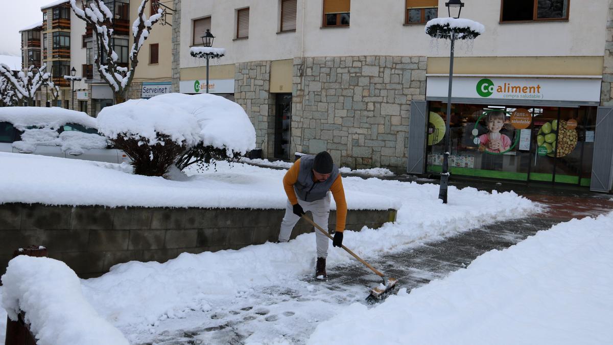 La nieve afecta a una docena de carreteras en Catalunya