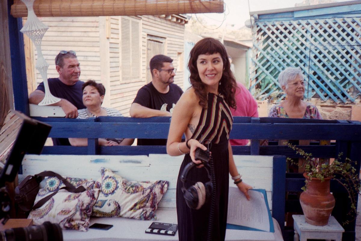 Blanca Pérez de Tudela, directora del documental, junto a vecinos de la Algameca