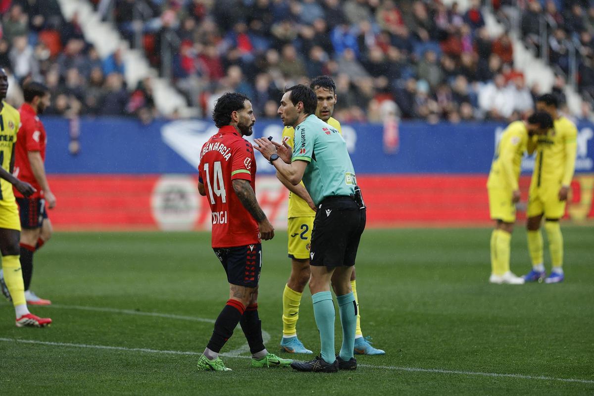 Rubén García conversa con el colegiado del encuentro