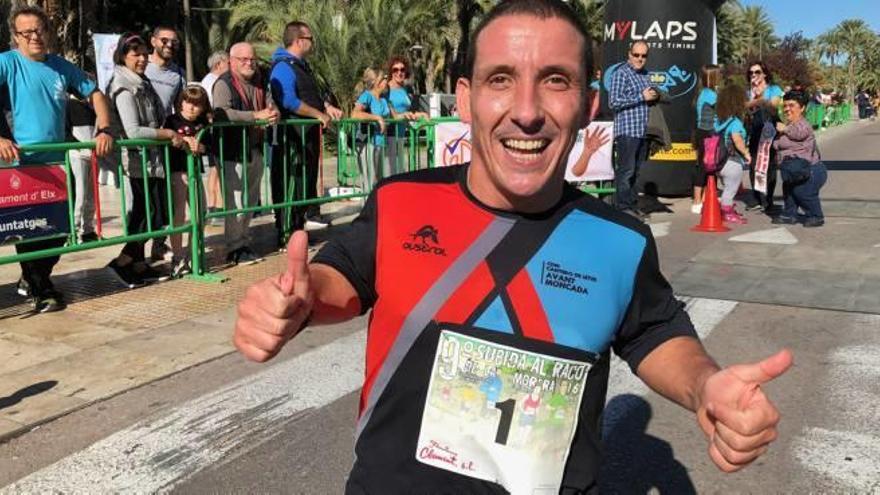 El triatleta Raúl Micó, afectado por la enfermedad, también participó en la carrera.