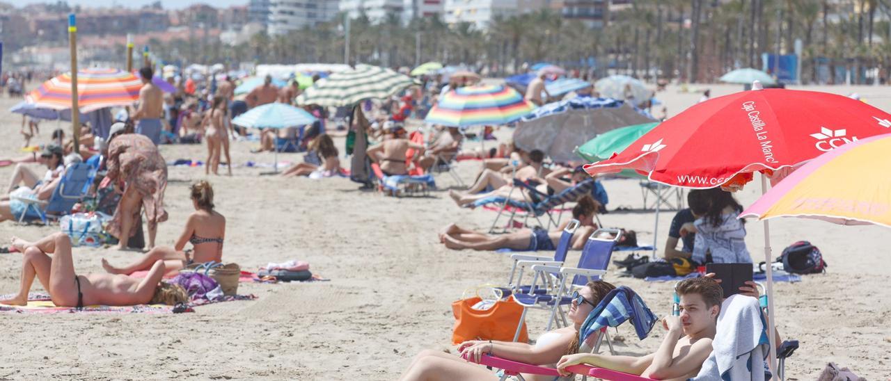 Gente disfrutando del sol en una playa en Alicante