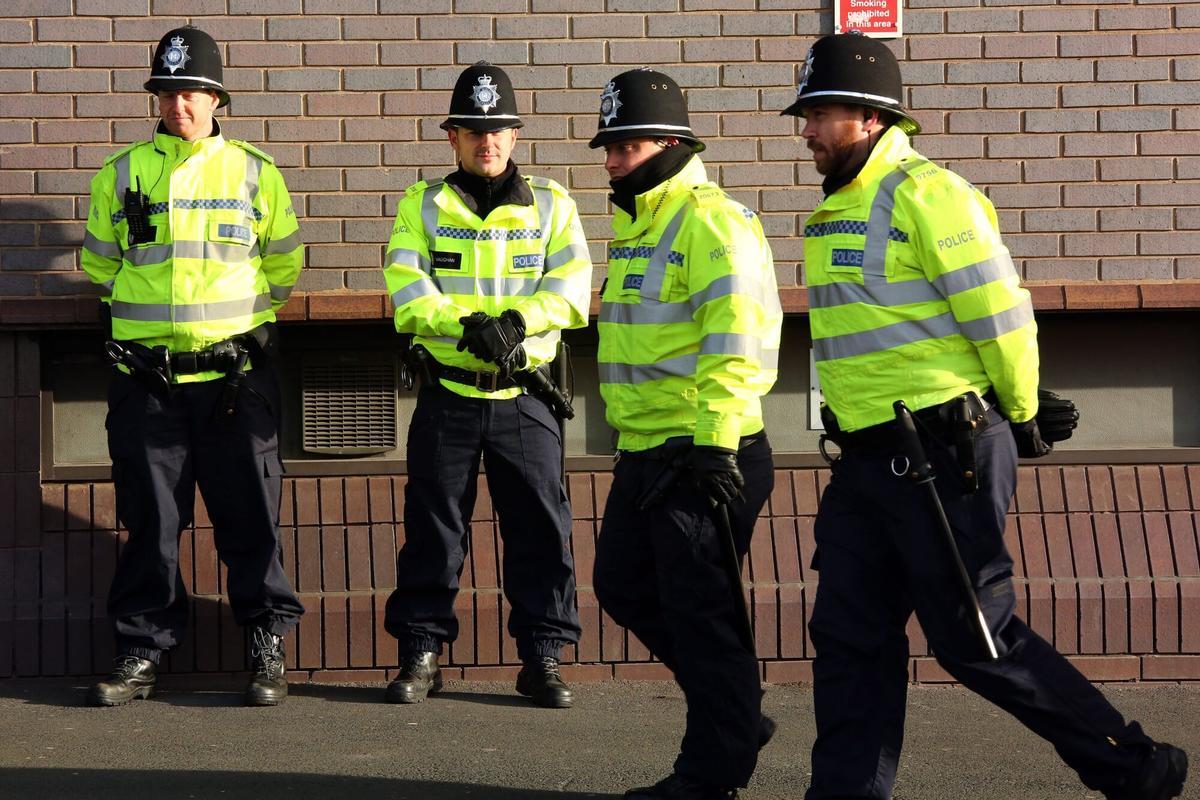 Agentes de la policía de Birmingham patrullan por las calles de la ciudad, en una imagen de archivo.