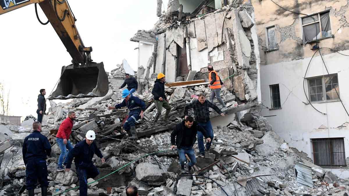 Varios muertos en el peor terremoto registrado en Albania.