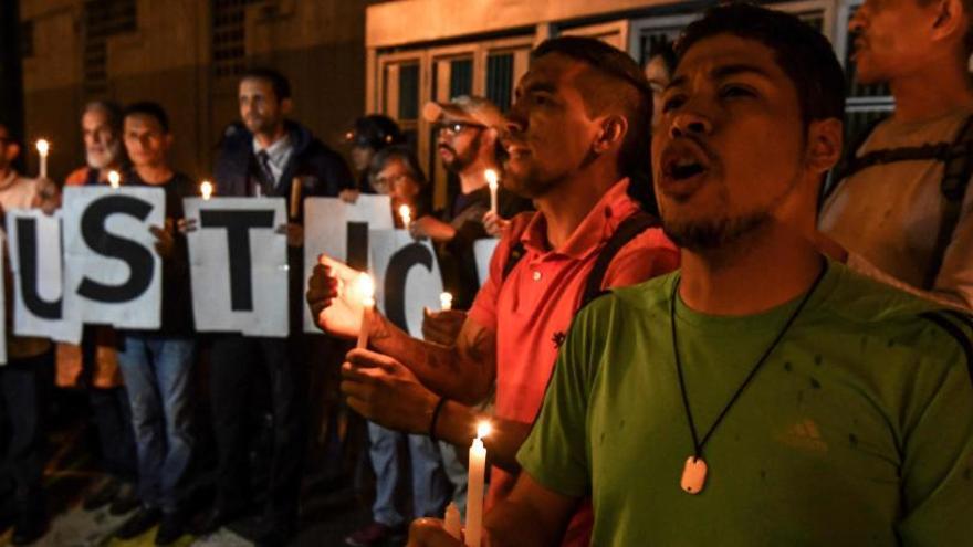 Opositores venezolanos piden justicia por Fernando Albán.