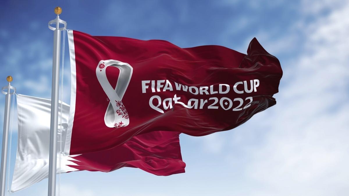 Banderas de Qatar 2022 ondeando junto a la bandera nacional de Qatar.