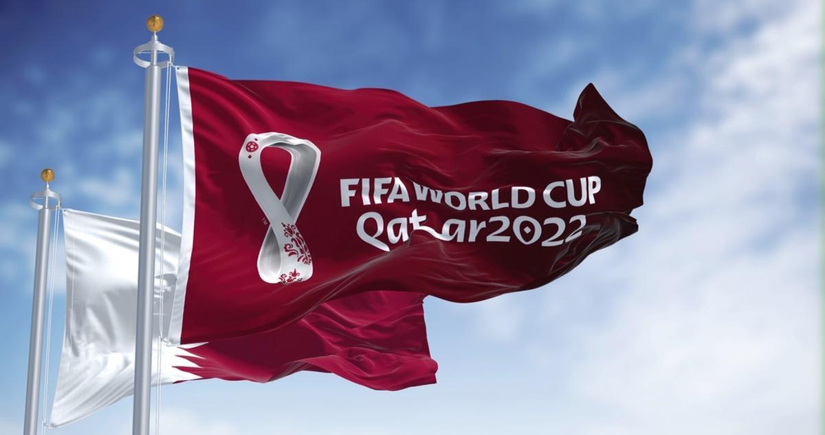 Banderas de Qatar 2022 ondeando junto a la bandera nacional de Qatar.