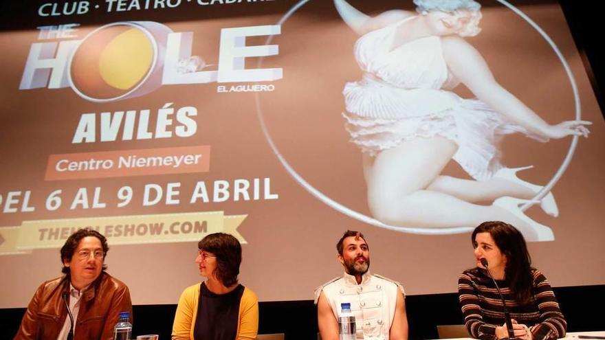 Carlos Cuadros, Itxaso Barrios, Víctor Massán y Yolanda Alonso, ayer, en el Centro Niemeyer.