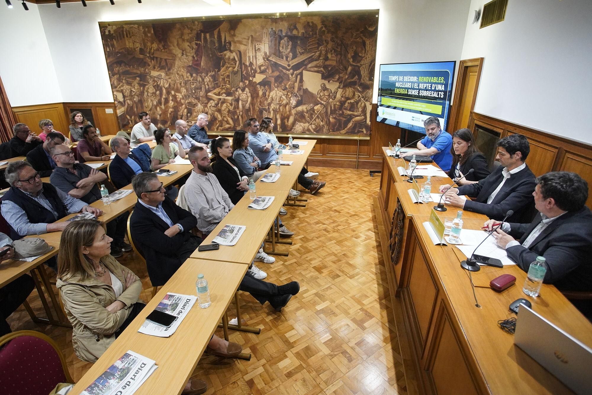 Girona cambra comerç jornada del diari «Temps de decidir: renovables, nuclears i el repte d’una energia sense sobresalts» Miquel Bosch, Director de negoci de Bassols Energia, Olot Prof. Alexandre Deltell, Universitat de Girona, enginyer de Fluids, Energia i Medi Ambient. Sra. Anna Camp, Directora de l’Institut Català d’Energia de Catalunya, Generalitat de Catalunya