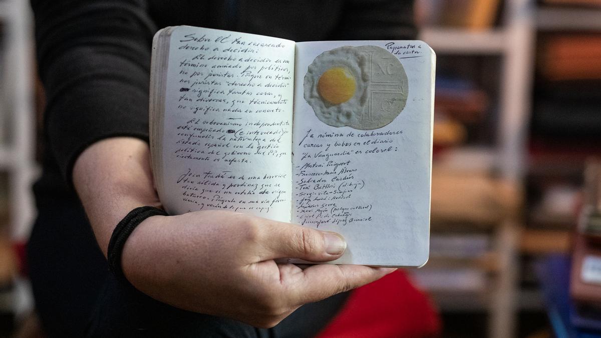 Berta Marsé, hija del novelista Juan Marsé, nos enseña el archivo privado de su padre, con manuscritos y dibujos realizados por él.