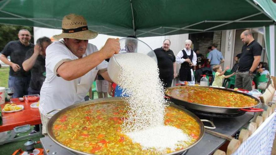 El maestro paellero preparando las 160 raciones de este plato.