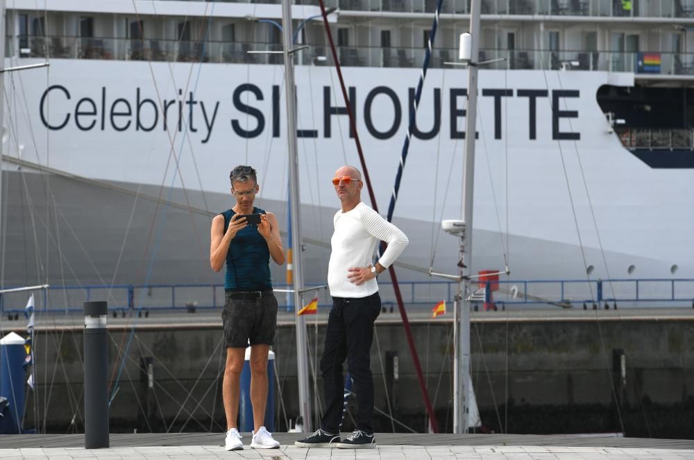 El buque Celebrity Silhouette recala en el puerto de A Coruña con 2.850 cruceristas gays a bordo.