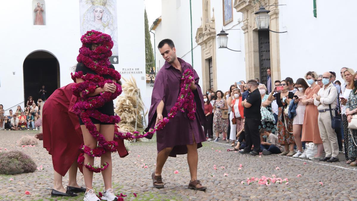 Una performance cpn la flor como protagonista