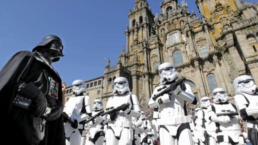 Fans de &#039;La guerra de las galaxias&#039; desfilan disfrazados de soldados imperiales, en Santiago. / lavandeira jr