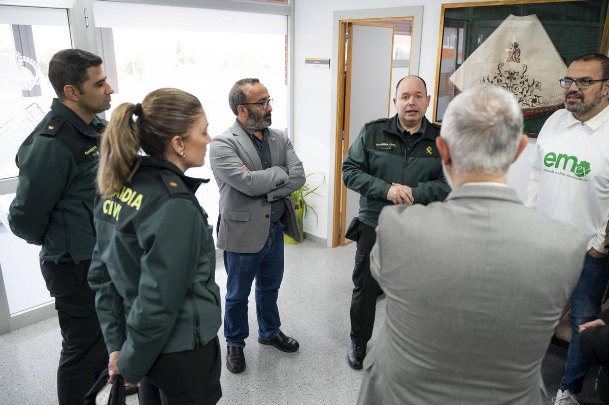 Galería | Así ha sido la entrega del cheque de la Guardia Civil a EMEX en Cáceres
