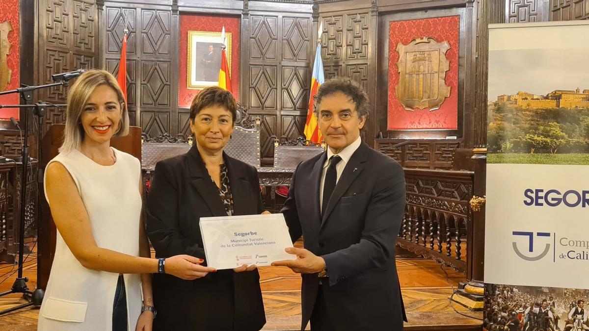 Francesc Colomer entrega la placa conmemorativa a la edila Ángeles Gómez y la alcaldesa, Mª Carmen climent.