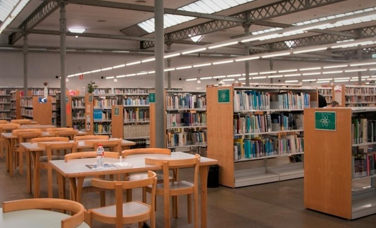 La biblioteca Can Casacuberta de Badalona reobre les seves portes després de tres anys tancada