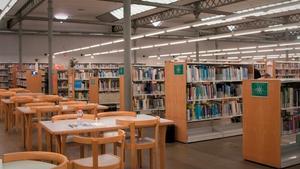 La biblioteca Can Casacuberta de Badalona reobre les seves portes després de tres anys tancada