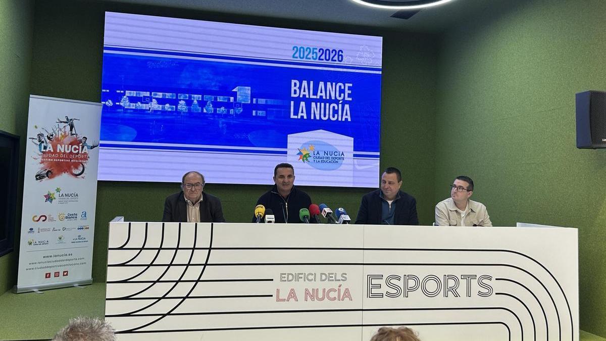 El alcalde de La Nucia durante la rueda de prensa de balance de 2025 y proyectos de 2026, acompañado por los concejales Pedro Lloret, Sergio Villalba y Pepe Cano