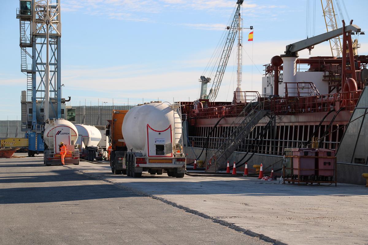 Movimiento de cemento en el puerto de Alicante