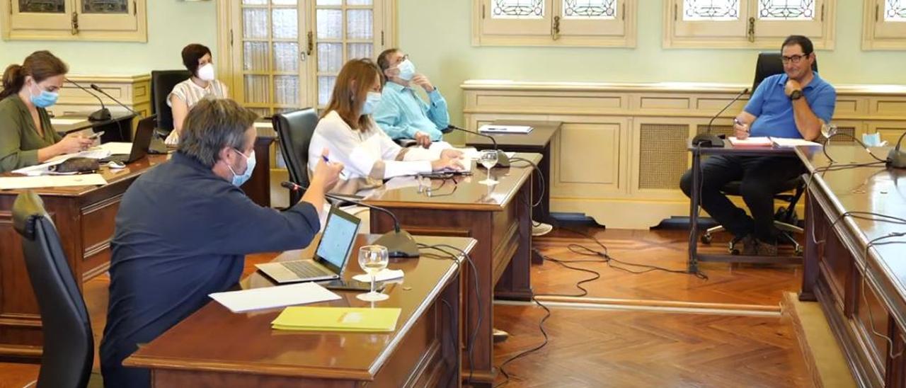 El presidente de la federación balear, Domingo Bonnín (a la derecha de la imagen), durante su comparecencia en el Parlament este jueves.