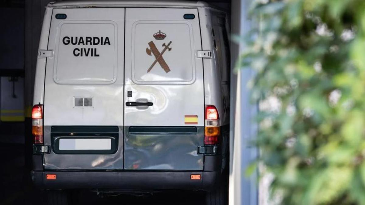 Un furgó de la Guàrdia Civil entrant a l'Audiència Provincial