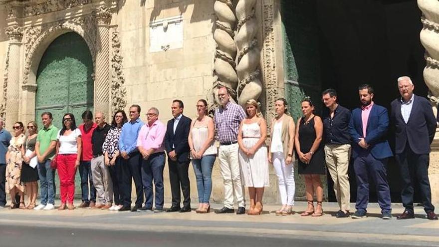Concejales de Alicante guardan tres minutos de silencio por los dos últimos asesinatos machistas, en Calp y Lugo
