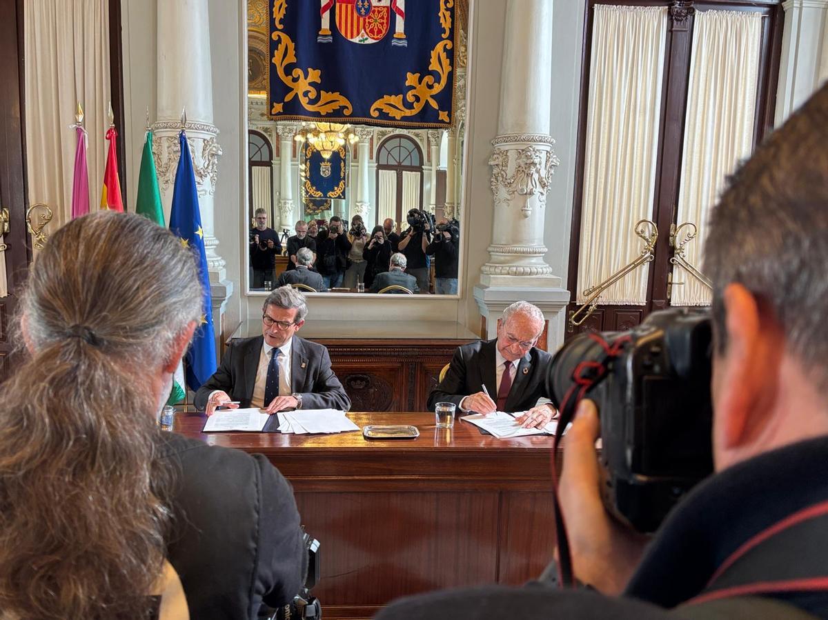 Paradela y De la Torre firman un acuerdo por el que el Ayuntamiento de Málaga se protege bajo el paraguas del SOC de la Junta