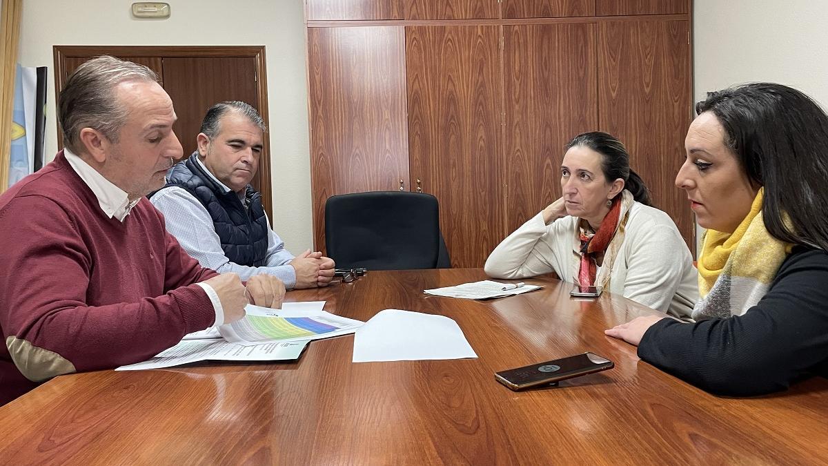 La portavoz municipal de Vox en el Ayuntamiento de Córdoba, Paula Badanelli (2d), durante la reunión que ha mantenido con representantes de la Asociación Provincial de Autónomos del Taxi en Córdoba (Autacor).