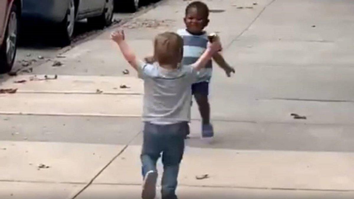 Dos niños de dos años se llevan el protagonismo en las redes sociales por su emotivo abrazo | El Confidencial