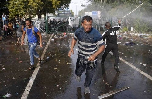Hungría usa gas lacrimógeno contra los refugiados