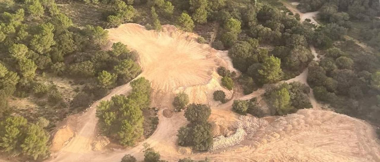 Zona de acopios de restos de obra del hotel Formentor ubicado en el entorno del establecimiento.